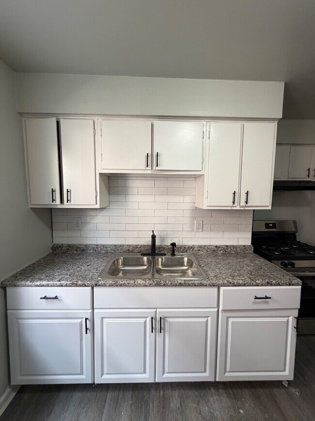 Building Photo - 929 Thornhill Dr
