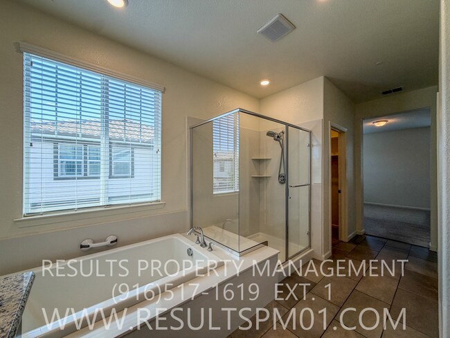 Building Photo - Beautiful Roseville 4 Bedroom Home