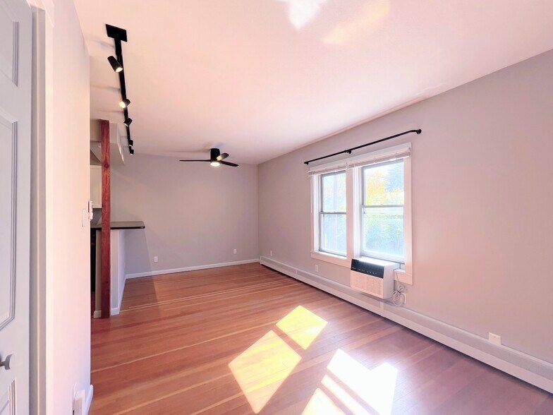 Building Photo - 1768 1/2 W 3rd Ave