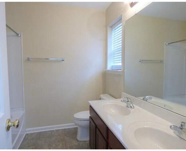 Building Photo - Charming 2BR Townhome in Charlotte