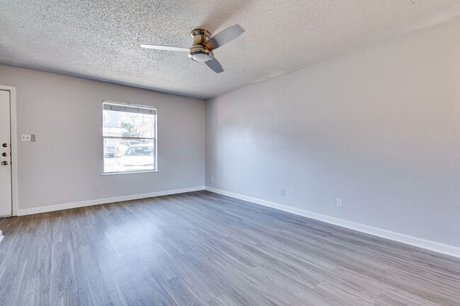 Building Photo - Broken Spoke - SOLA Townhome - 2BD - 1BA -...