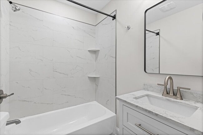 Building Photo - 2901 N Lakeshore Dr