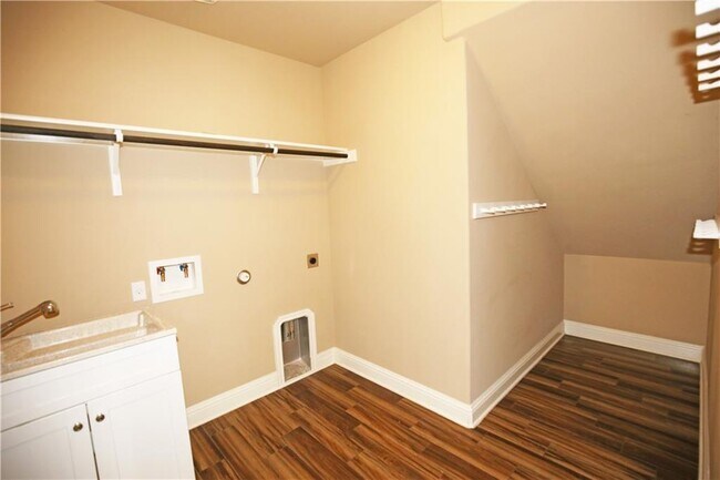 Building Photo - 400 Cheyenne Ln