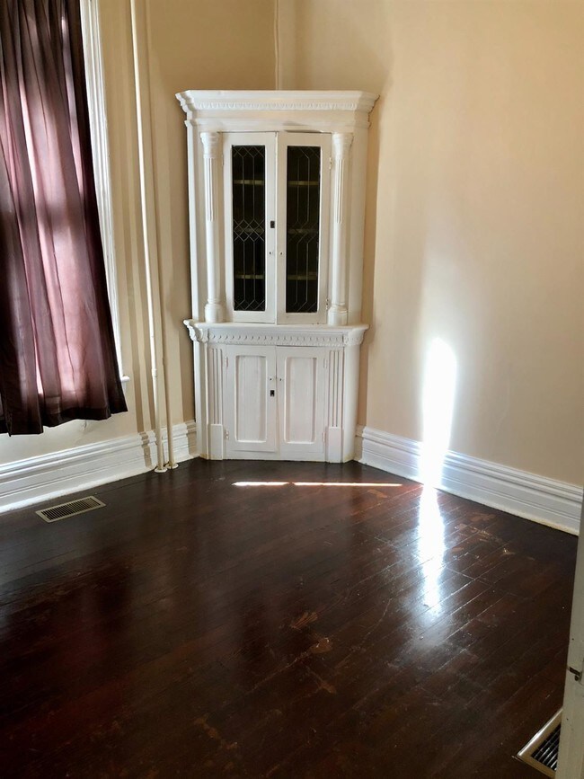 Building Photo - 521 N Broadway