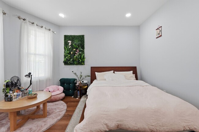 Building Photo - 17 Troy St