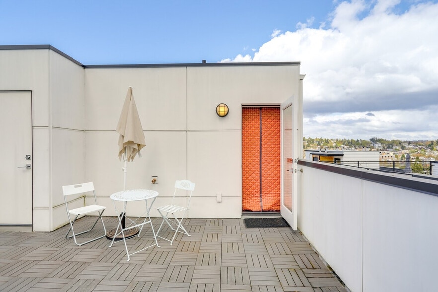 Building Photo - 128A W Florentia St