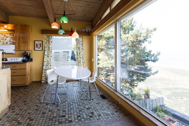 Building Photo - 4905-B Southwest Othello Street-SI ID1271726P