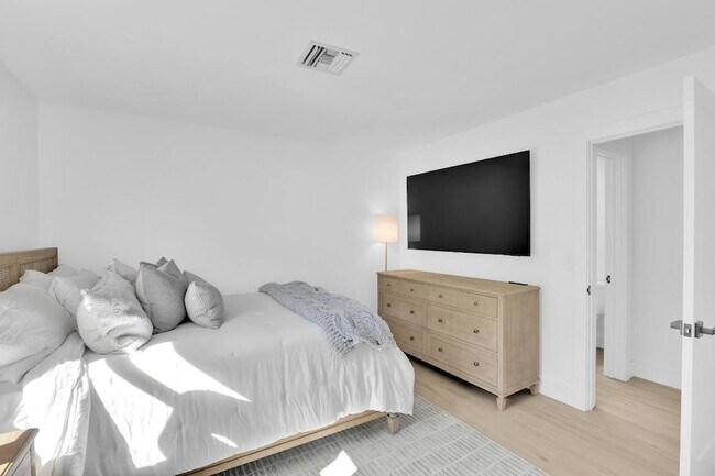 Building Photo - 3210 Palm Dr