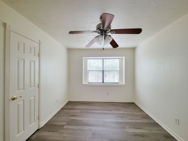 Building Photo - Welcome to this beautiful 2 story, 4 bedroom 2.5 bath home. Spacious living area with high ceilin...