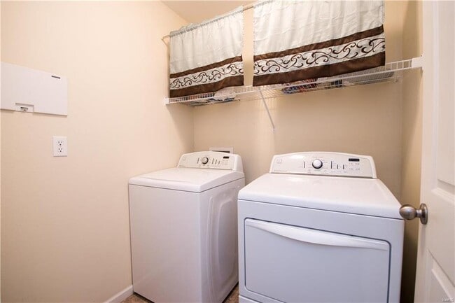 Building Photo - Home in Pioneer Ridge – Pet Friendly & Min...