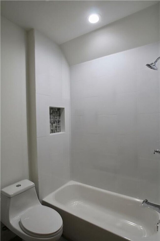 Building Photo - 705 Harris Ave