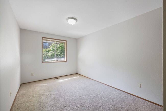 Building Photo - Hard to find 5 bedroom home in Tamoshan ne...