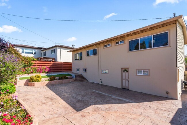 Building Photo - Charming Single-Family Home in a Desirable...