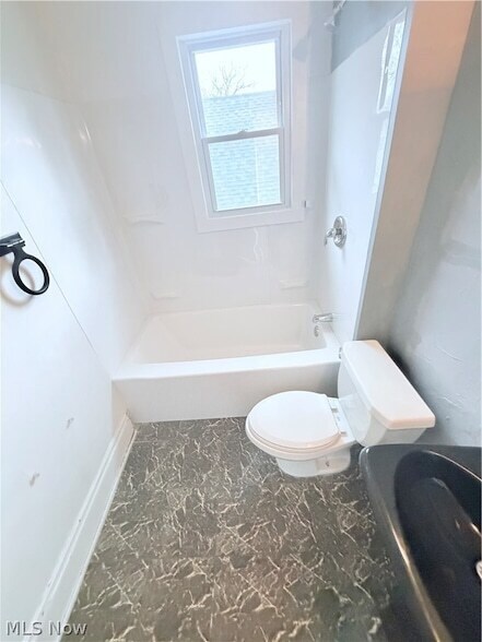 Building Photo - 14011 Glendale Ave