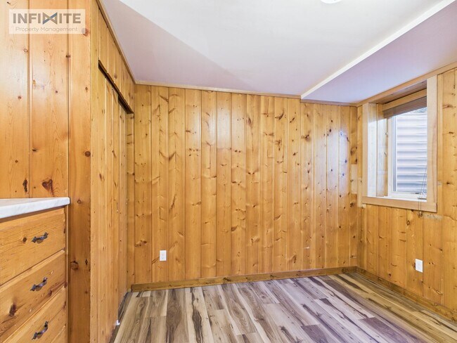 Building Photo - Four Bedroom on South Grand!