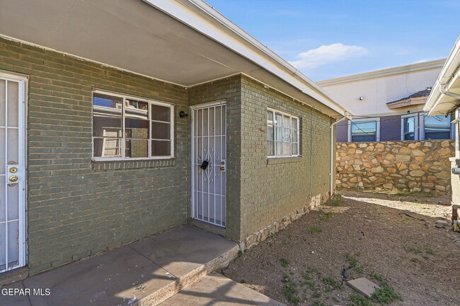 Building Photo - 3912 Kemp Ave