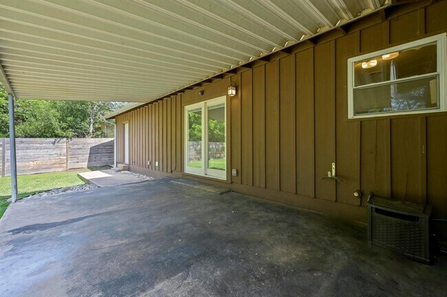 Building Photo - 1607 Glencrest Dr