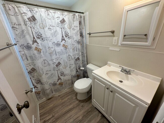 Building Photo - Recently updated 2-bedroom, 1-bath unit in a well-maintained Englewood fourplex w/ a shared yard!...