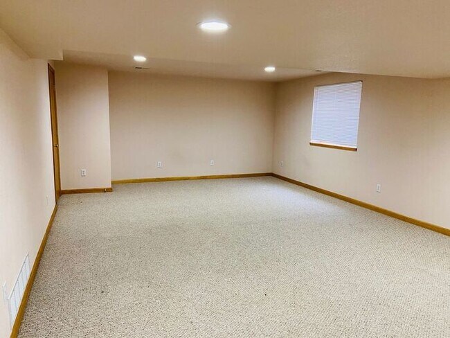 Building Photo - 4 Bedroom, 3 Bath Ranch Style Home with 2 ...