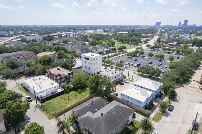 Building Photo - 3409 La Branch St