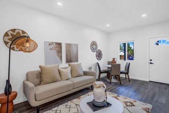 Building Photo - Beautiful Renovated 2 Bed/1 Bath Unit