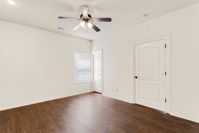 Building Photo - 1/2 OFF FIRST MONTH RENT - 3 bed, 2 bath C...