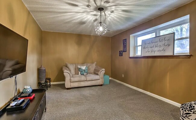 Building Photo - 420 SE Onyx Dr