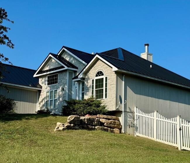 Building Photo - Stunning 4BR 5BA Home w/ Garage & Deck • Full Kitchen Suite • Deck in Platte City