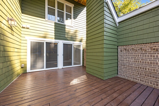 Building Photo - 425 W 8th St