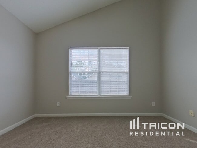Building Photo - 819 Chablis Dr