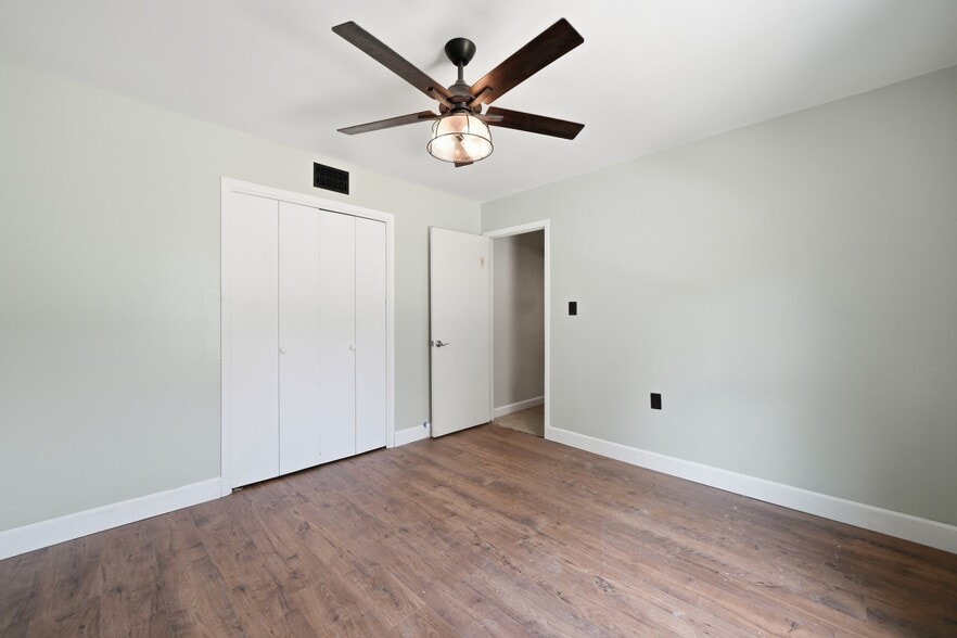 Building Photo - 1737 Bayshore Dr
