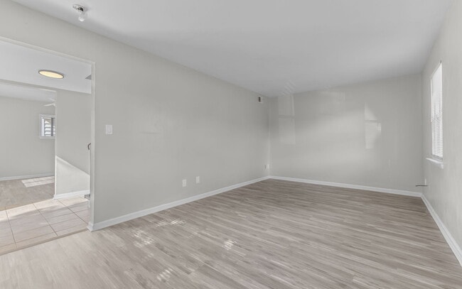 Building Photo - 809 Hampstead Ct