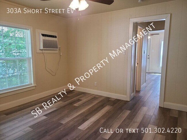 Building Photo - 303A Short Street EV-