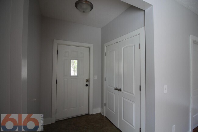 Building Photo - 858 Dayton St SW