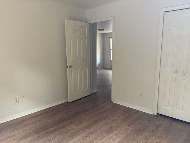 Building Photo - 548 E Walts Ave