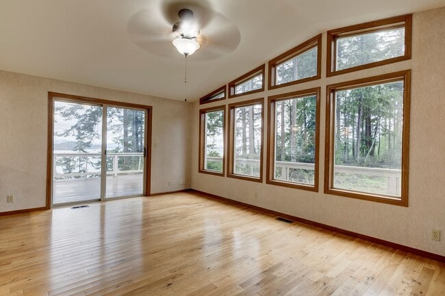 Building Photo - 3 Bedroom 2.5 bathroom nestled in woods with water view