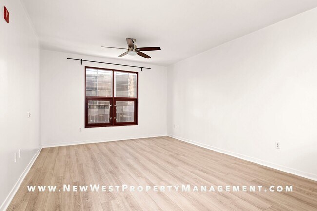 Building Photo - Spacious East Village Penthouse Studio at Metrome! Small Pet Ok! 1 Parking Space Included!