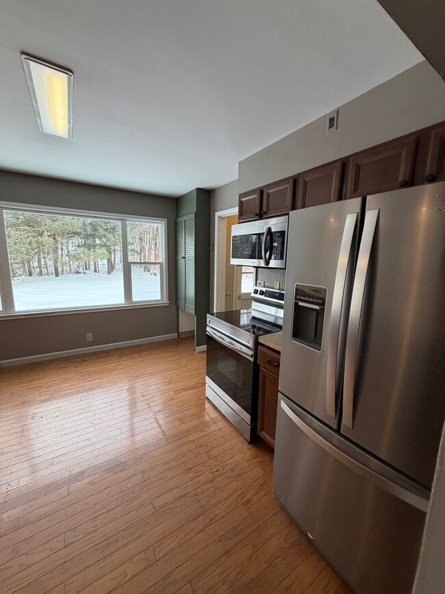 Building Photo - AVAILABLE NOW- 3 BED 2 BATH Home!