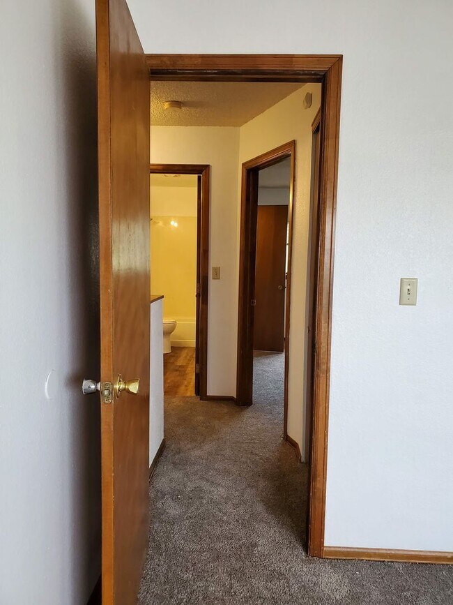 Building Photo - Townhome Style Living!