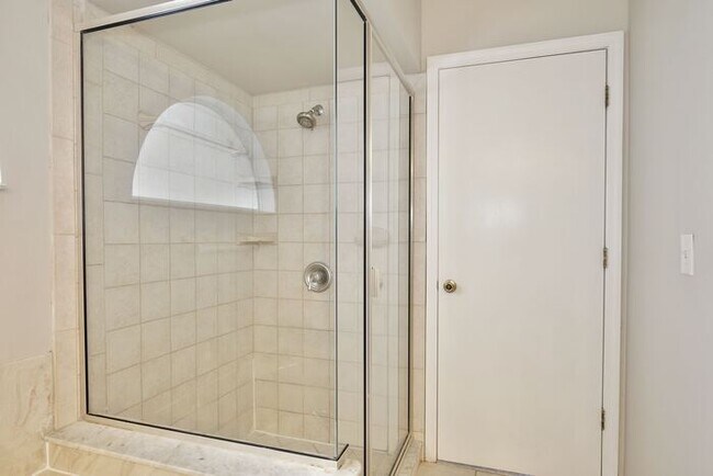 Building Photo - Stunning 3/2 Home with a Spacious 2 Car Ga...