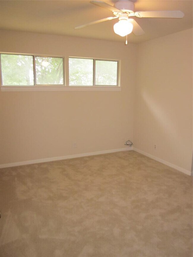 Building Photo - 102 Verna Spur