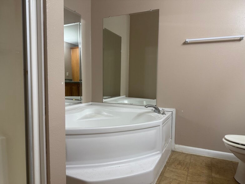 Building Photo - 2066 S 150 W