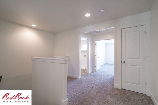 Building Photo - 4 Bed/2.5 Bath Townhome in Desert Bluff!