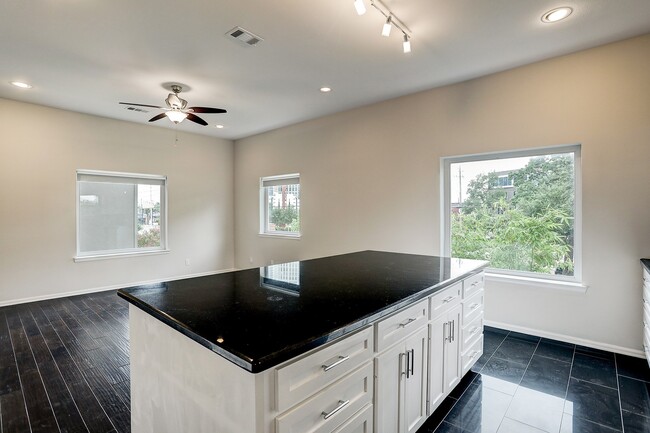 Building Photo - 2613 Waugh Dr
