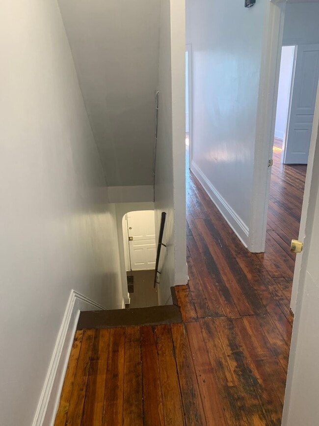 Building Photo - Coming Soon! 3 Bedroom 1 Bath 2nd/3rd Floo...