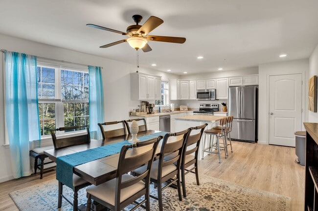 Building Photo - Luxury 4/BR, 2.5 bath townhouse