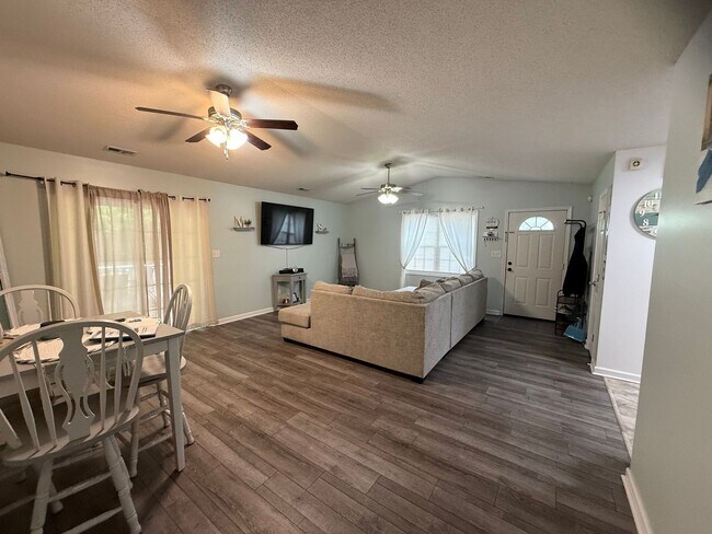 Building Photo - Charming 3 bedroom, 2 bath house