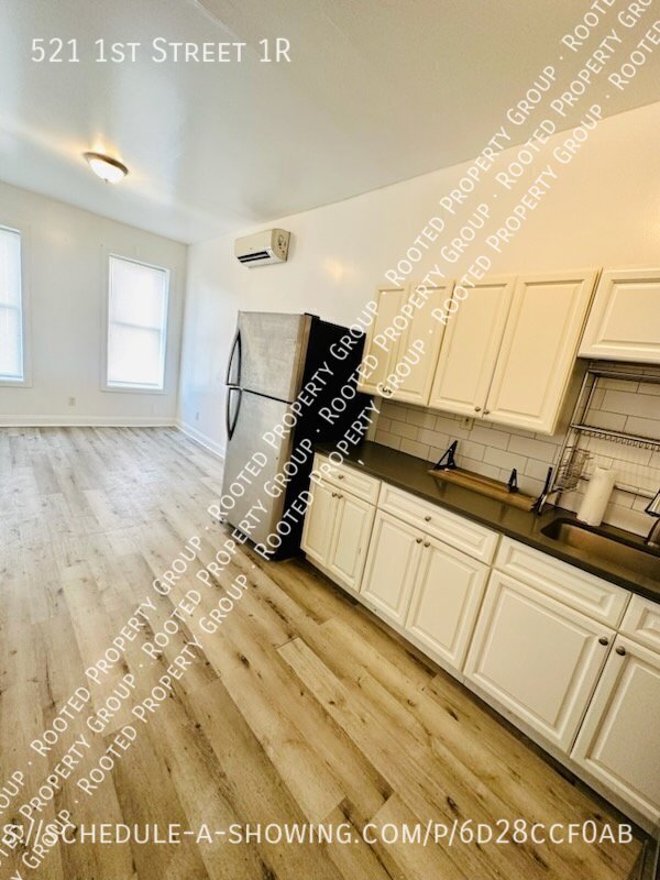 Building Photo - Cozy 1 Bedroom Unit with Parking & Laundry...