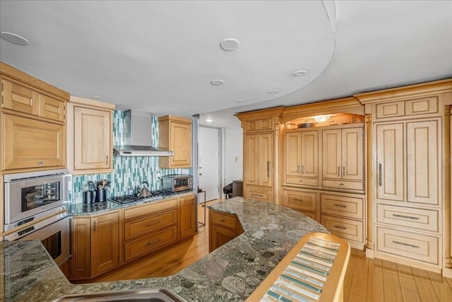 Building Photo - 65 E India Row