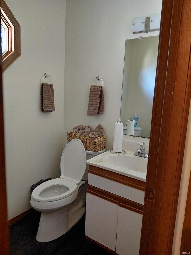 Building Photo - 402 S Village Ct